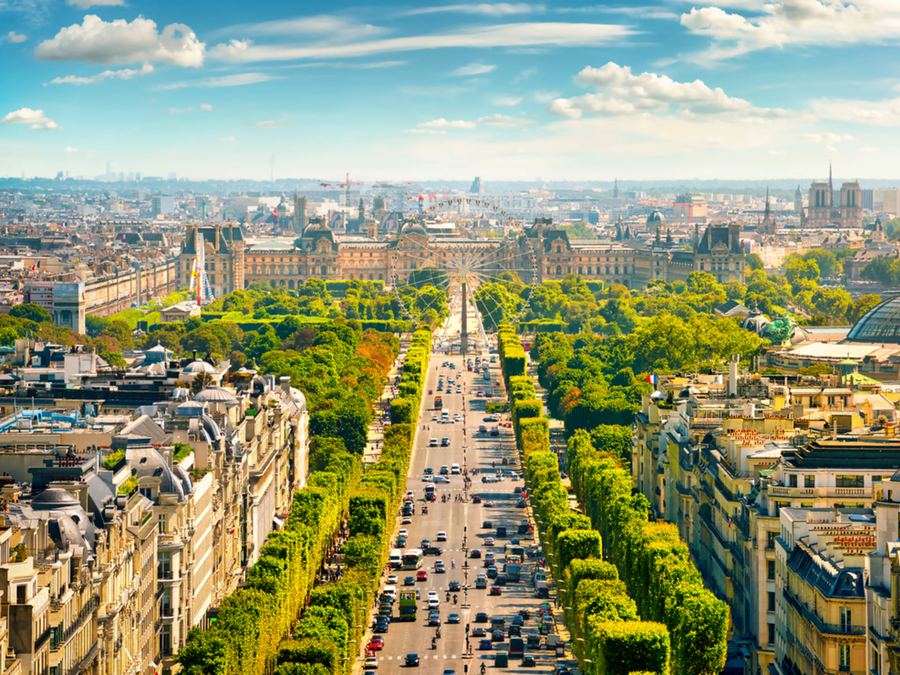 Vue sur l'avenue des Champs-Élysées à Paris depuis l'Arc de Triomphe